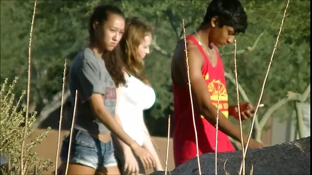 Ethel porno nuovi gratis si masturba sul divano con una bacchetta magica rosa
