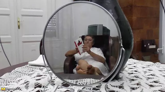 Delilah si masturba sul letto con film porn nuovi un cazzo finto di vetro