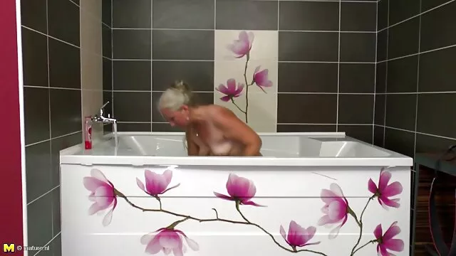 Busty Nyasha in perizoma rosso ha portato a film nuovi porno gratis Squirting nel parco