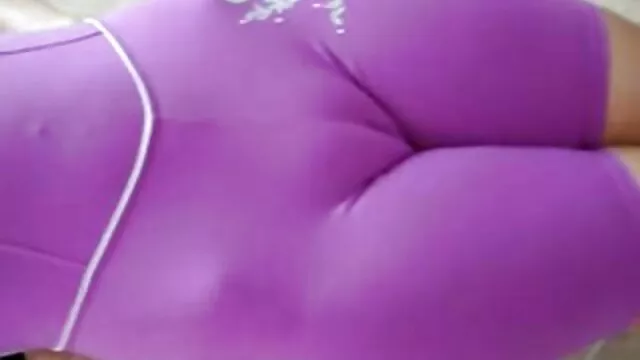 Pulcino con grandi tette in bikini nuovi film hard italiani in posa in barca