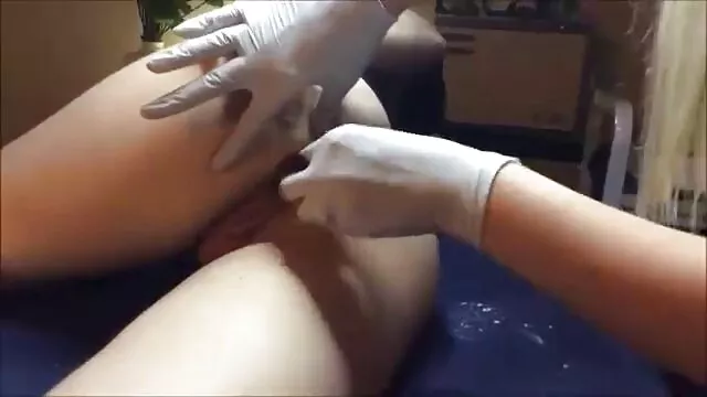 splendida bruna lesbiche girato da due video porno amatoriali nuovi ragazze in un bar