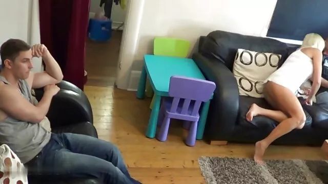 Il tizio si è scagliato contro la fidanzata nuovi film porno gratis di sua moglie e ha iniziato a violentarla molto