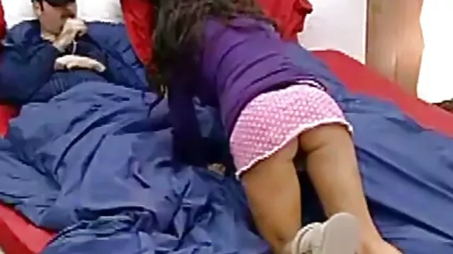 La donna nera fa nuovi porno amatoriali pipì in bocca a una donna bianca e la fa bere pipì calda