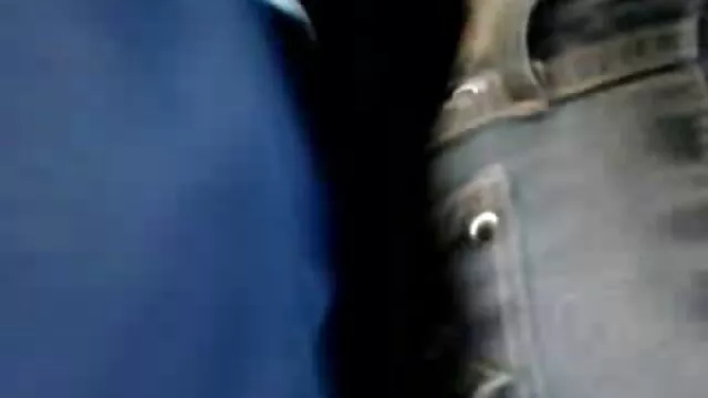 Ha messo la video porno nuovi ragazza in una calza sulla sua testa e ha finito sul suo viso con una calza.