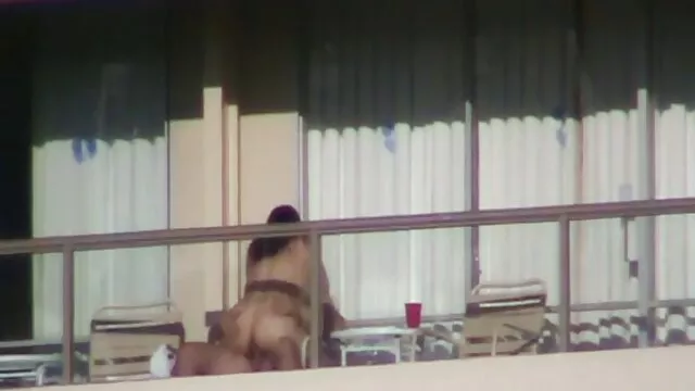 Tizio mescolato vodka nuovi porno gratis nel succo della sua ragazza e il suo cazzo duro nel culo