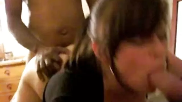 Ragazze-coprofili che fanno la cacca in nuovi video porn bocca all'aperto che spara alla telecamera