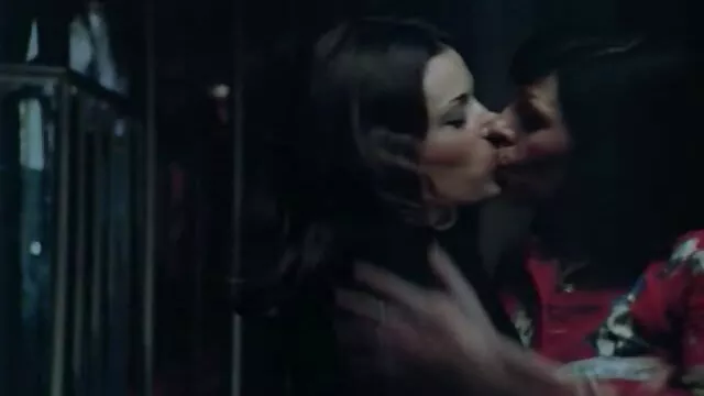 Segretaria Ariella Ferrera allarga le gambe video porno nuovi amatoriali per un grosso cazzo nero